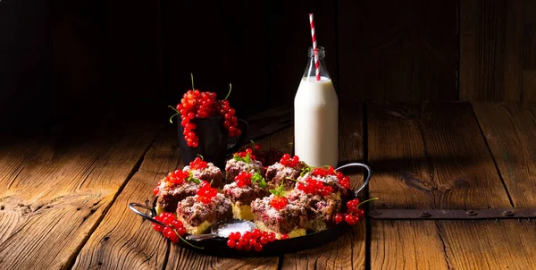 Juicy Chocolate Cake Red Currant Tray — Stock Photo, Image