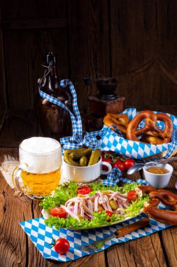 lezzetli Bavyera sosis soğan ve salatalık salatası