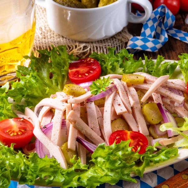 Deliciosa Salada Salsicha Bávara Com Cebola Pepinos — Fotografia de Stock