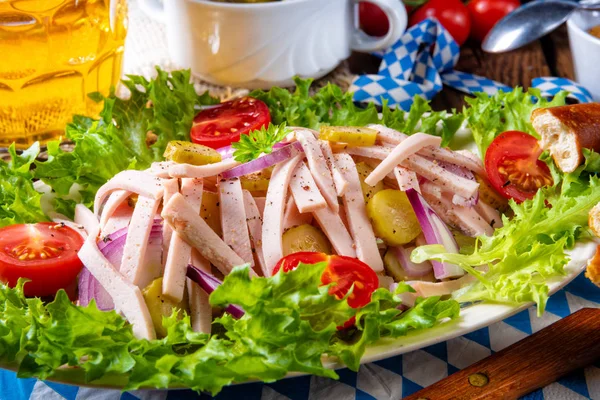 Deliciosa Salada Salsicha Bávara Com Cebola Pepinos — Fotografia de Stock