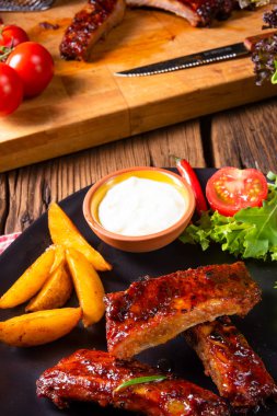 Barbekü kaburga plaka yeşil salata ve beyaz sos ile