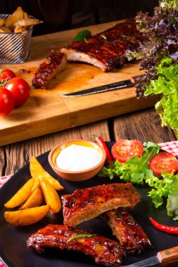 Barbekü kaburga plaka yeşil salata ve beyaz sos ile