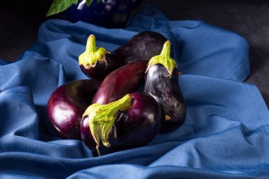 Masa örtüsü üzerinde olgunlaşmış taze patlıcan yakın çekim 