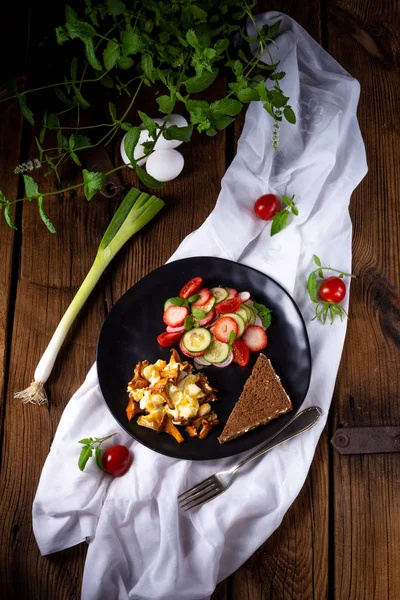 Finferli Freschi Con Uova Strapazzate Insalata Verde Con Pane Sul — Foto Stock