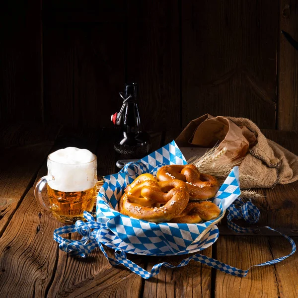 Echte Hausgemachte Bayerische Salzbrezeln Mit Krug Bier — Stockfoto