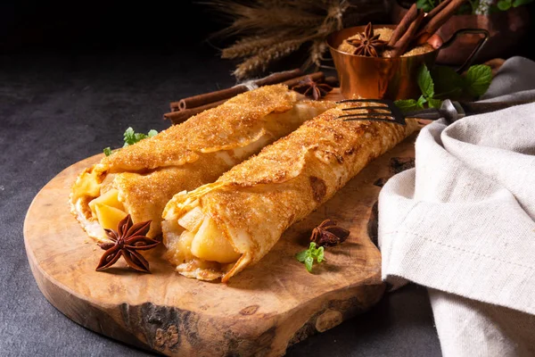 Deliciosos Panqueques Otoñales Con Manzana Canela Sobre Tabla Cortar Madera —  Fotos de Stock