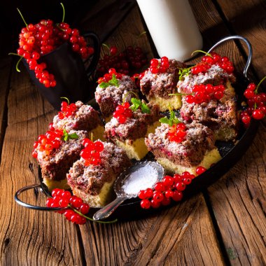 tepsi üzerinde kırmızı kuş üzümü ile sulu çikolatalı kek 