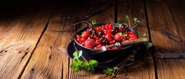 Çilek ve kırmızı kuş üzümü ve kirazı ile kase 