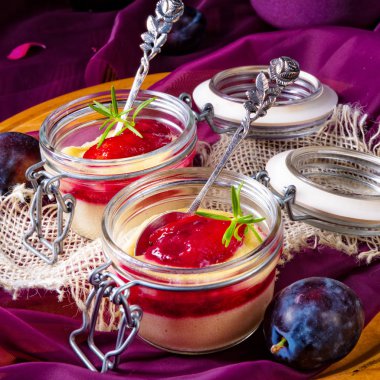 Tarçın ve erikler kavanozlara, kahvaltı konsepti ile taze irmik pudingi 