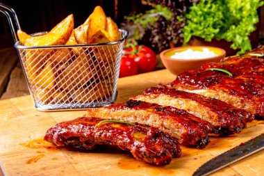 Barbekü kaburga plaka yeşil salata ve beyaz sos ile