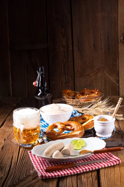 甘いマスタードと美味しいバイエルン オクトーバーフェスト白ソーセージ — ストック写真