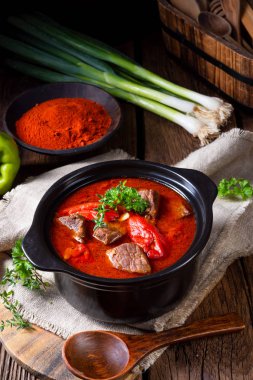 Sığır eti ve kırmızı siyah tencerede biber ile Macar gulaş