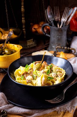 Krema soslu taze chanterelles ve siyah plaka Kapari Reginette erişte