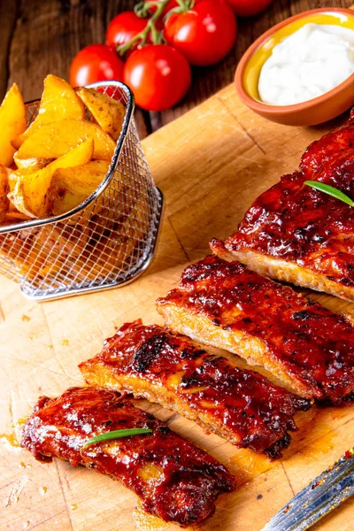 Bbq Spareribs Sul Piatto Con Insalata Verde Salsa Bianca — Foto Stock