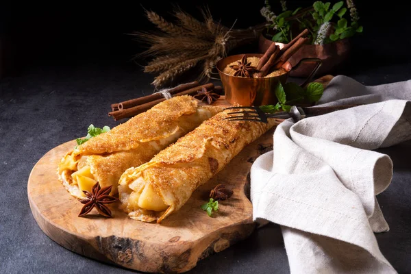 Deliciosos Panqueques Otoñales Con Manzana Canela Sobre Tabla Cortar Madera —  Fotos de Stock