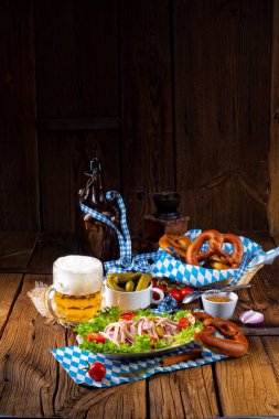 lezzetli Bavyera sosis soğan ve salatalık salatası