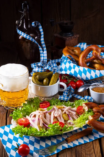 Leckerer Bayerischer Wurstsalat Mit Zwiebeln Und Gurken — Stockfoto