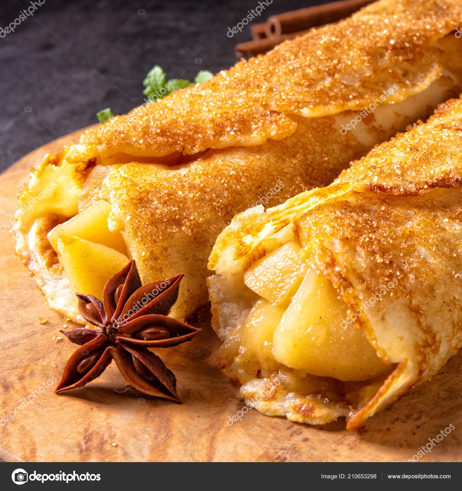 Блины фаршированные яблоками с корицей