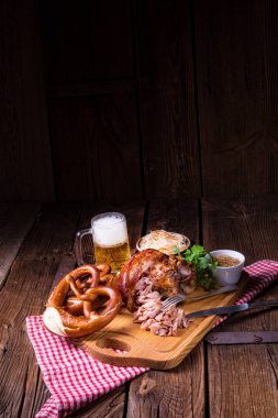 Yönetim Kurulu, yakın çekim çıtır çıtır kızarmış Bavyera domuz knuckle yumuşak etli ahşap kesim 