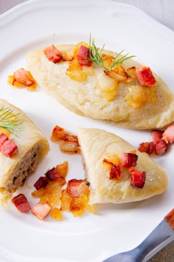 Beyaz tabakta, özel Litvanya ve Polonya yemekleri rustik Cepelinai 