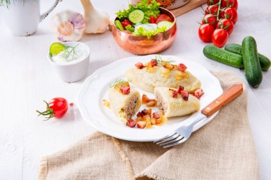 Beyaz tabakta, özel Litvanya ve Polonya yemekleri rustik Cepelinai 