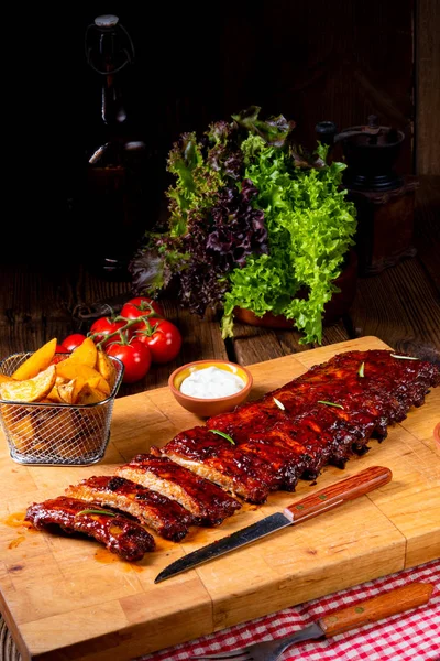 Bbq Spareribs Van Houtskool Grill Houten Snijplank — Stockfoto