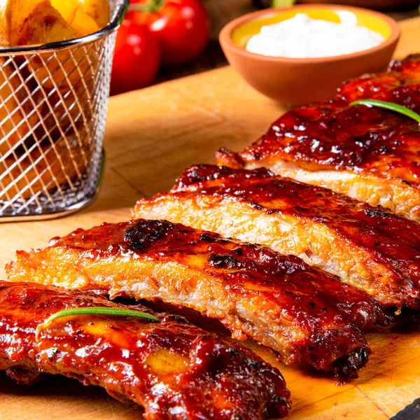 Bbq Spareribs Van Houtskool Grill Houten Snijplank — Stockfoto