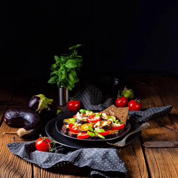 Auberginen Gegrillt Mit Aromatischem Feta Käse Und Tomaten Auf Schwarzem — Stockfoto