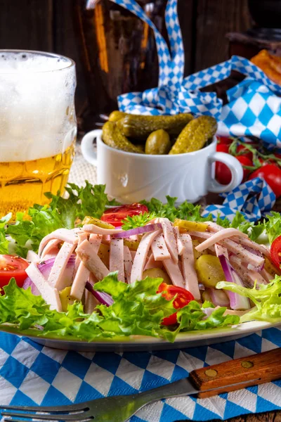 Leckerer Bayerischer Wurstsalat Mit Zwiebeln Und Gurken — Stockfoto