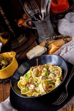 Krema soslu taze chanterelles ve siyah plaka Kapari Reginette erişte