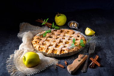Lezzetli elmalı turta kafes üst tabaka pasta ile pan