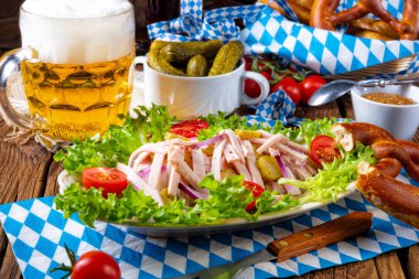 lezzetli Bavyera sosis soğan ve salatalık salatası