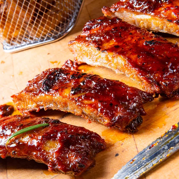 Ahşap kesme tahtası üzerinde kömür üzerinden yedek kaburga Barbekü ızgara