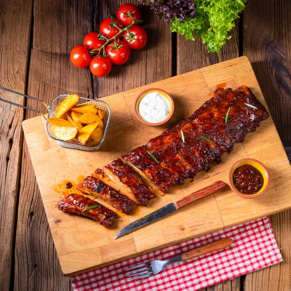 Bbq Spare Ribs Charcoal Grill Wooden Cutting Board — Stock Photo, Image