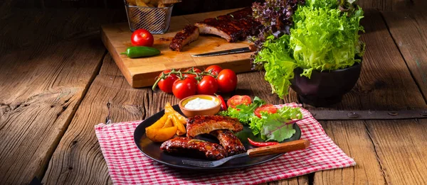 Bbq Sparerib Plaat Met Een Groene Salade Witte Saus — Stockfoto