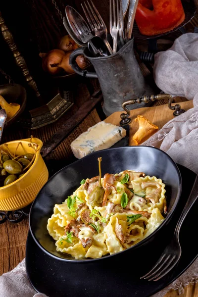 Krema soslu taze chanterelles ve siyah plaka Kapari Reginette erişte