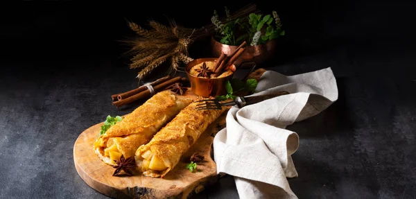 Gustose Frittelle Autunnali Con Mela Cannella Tagliere Legno — Foto Stock