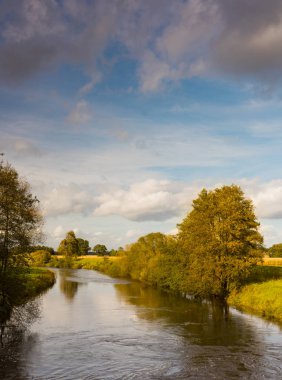 Güzellik sonbahar günbatımı avcı Nehri üzerinde  