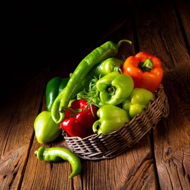 hasat biber ve sıcak biber sepeti