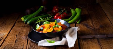 Vejetaryen ratatouille taze sebze ve otlar siyah kase