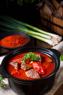 Sığır eti ve kırmızı siyah tencerede biber ile Macar gulaş