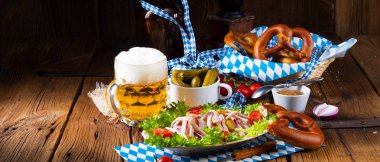 lezzetli Bavyera sosis soğan ve salatalık salatası