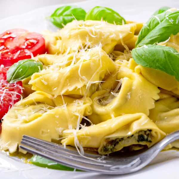 Ravioli Met Vulling Van Spinazie Geraspte Kaas Met Tomaten Witte — Stockfoto