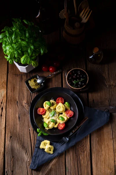 Tortellini Rústico Espinacas Con Queso Tomates Plato Negro — Foto de Stock