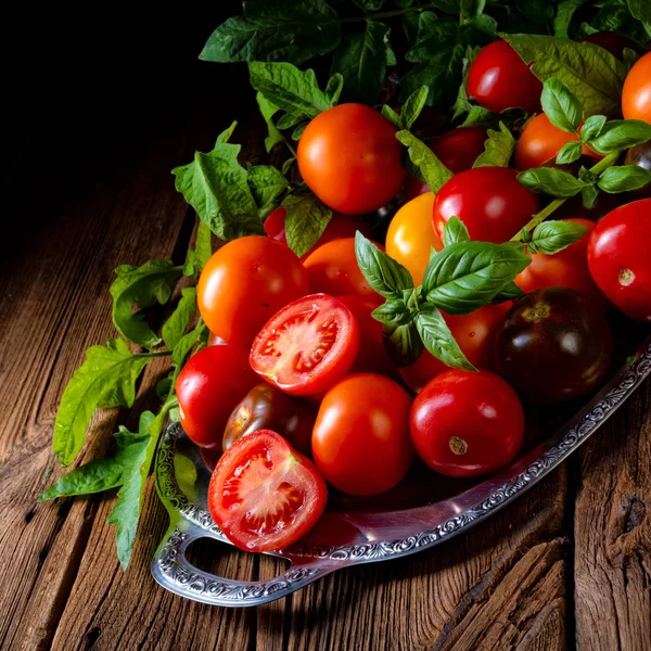 Verschillende Soorten Tomaten Geserveerd Gepresenteerd Zilveren Schotel — Stockfoto