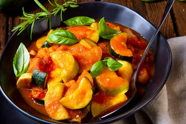 Vegetáriánus Ratatouille Friss Zöldségek Fűszernövények Fekete Tál — Stock Fotó