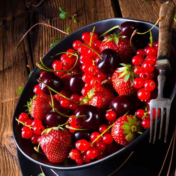 Çilek ve kırmızı kuş üzümü ve kirazı ile kase 