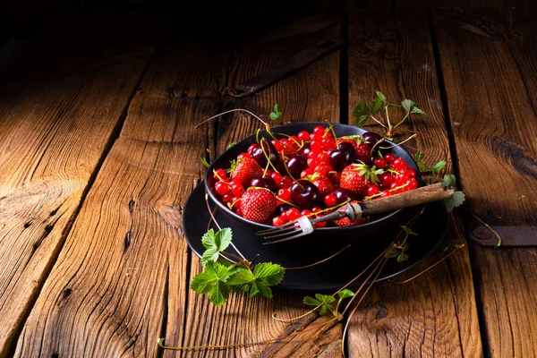 Çilek ve kırmızı kuş üzümü ve kirazı ile kase 