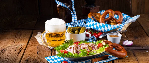 lezzetli Bavyera sosis soğan ve salatalık salatası