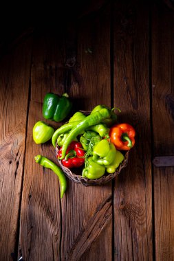 hasat biber ve sıcak biber sepeti